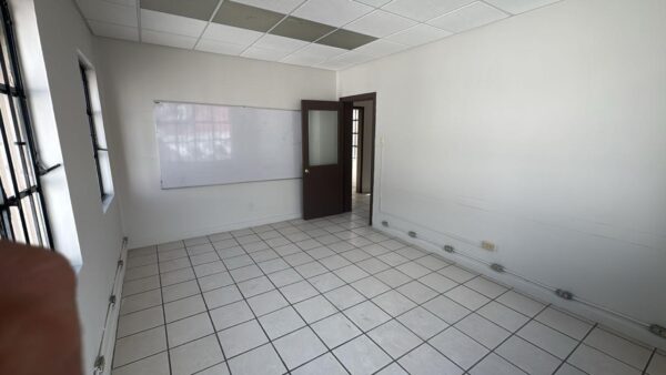 Casa grande con laboratorio y oficinas 23 poniente (RENTA) - Image 7