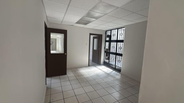 Casa grande con laboratorio y oficinas 23 poniente (RENTA) - Image 3