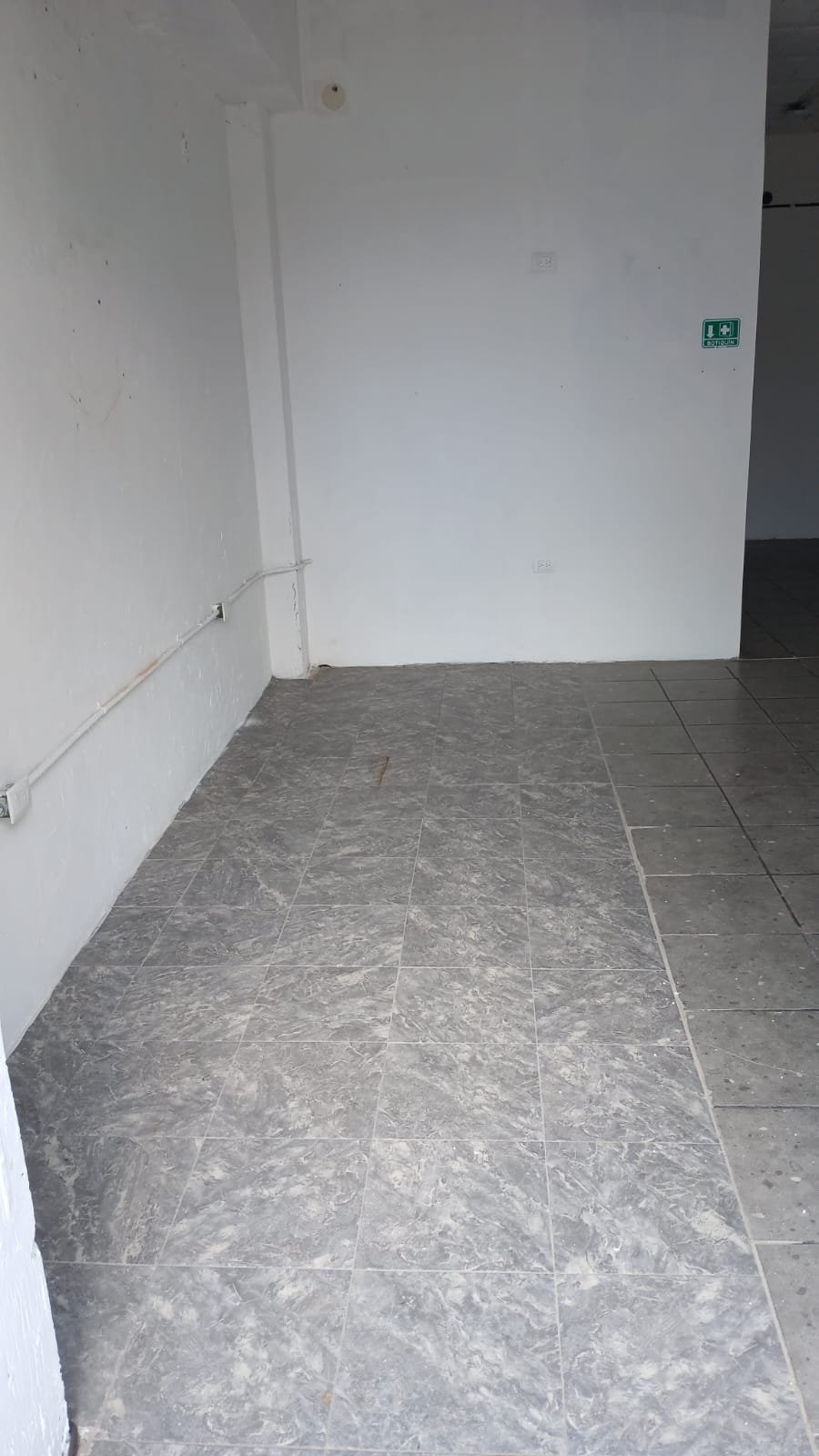 LOCAL EN RENTA. PZA OLIVOS CTO JUAN PABLO II (Local 9)