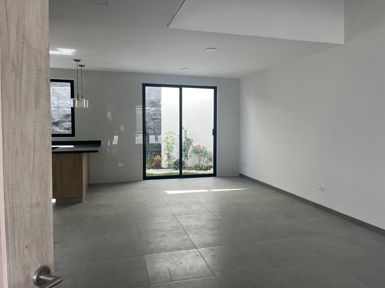 Casa en venta con roof garden en excelente ubicación en PuntaLoma - Image 2